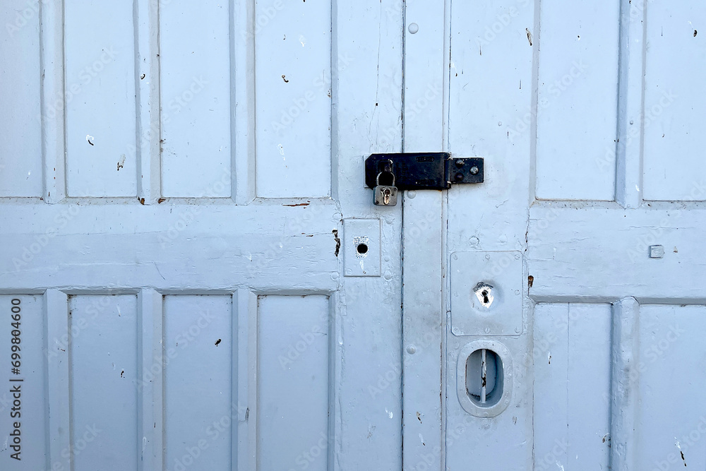 lock at old grey barn door - Vorhängeschloss an alter grauer Tür