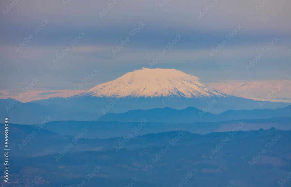Fototapeta premium Aerial View of Mt St Helens - WA
