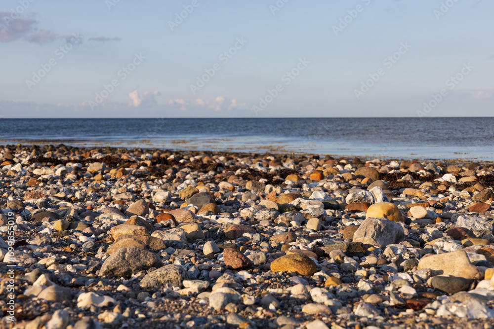 Steinstrand im Sonnenuntergang