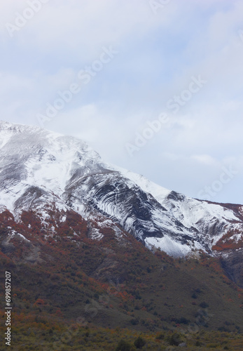picos nevados de montañas photo