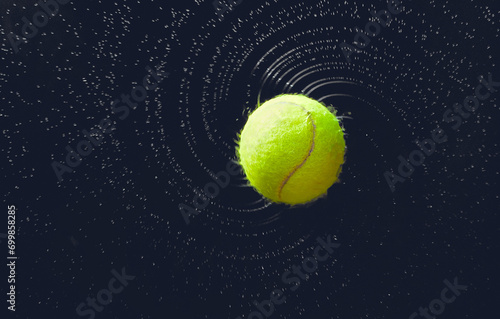 Pelota de tenis mojada arrojada al aire © FCOLOMBATTI