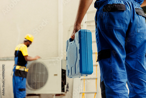 Foto Electrician arriving on location to help wireman fix system electrical issues ca