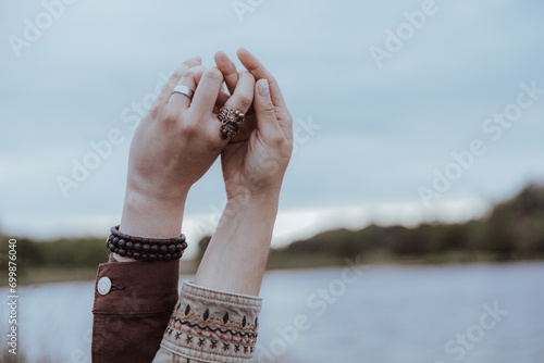 maos dadas a beira do lago  em dia nublado