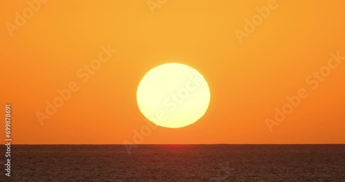 Big sun setting over the sea water time laps, natur backgroung, ocean beach timelaps
