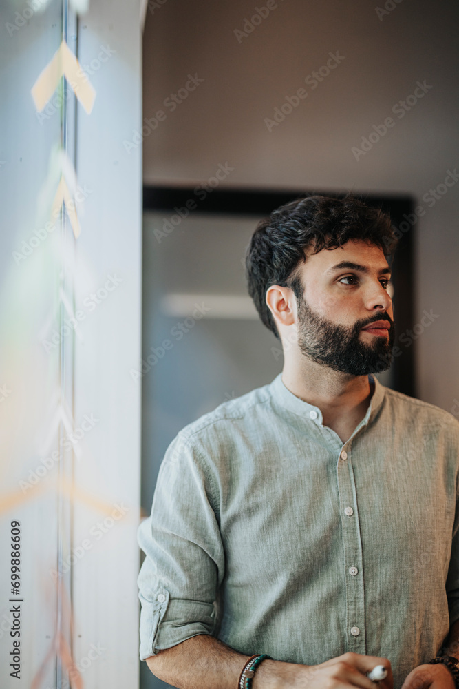 Obraz premium Business Group Collaborating and Sharing Ideas in a Diverse Co-Working Space
