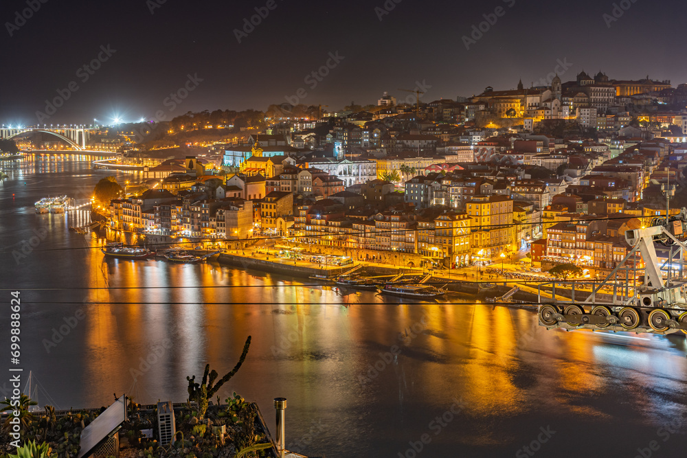 Fototapeta premium Explora la magia nocturna de Oporto, Portugal: una fusión de luces urbanas, paisajes encantadores y arquitectura iluminada en esta cautivadora colección de fotografías nocturnas.