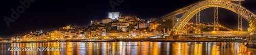 Explora la magia nocturna de Oporto, Portugal: una fusión de luces urbanas, paisajes encantadores y arquitectura iluminada en esta cautivadora colección de fotografías nocturnas. © davidjimenezmoure