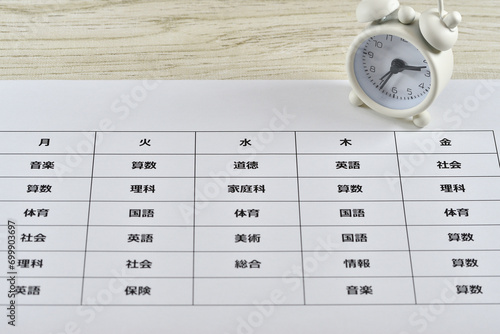 時間割と時計で学生の一週間のイメージ