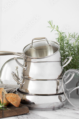 Set of stainless pots with lids 