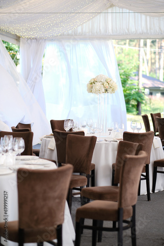 Photos Wedding banquet hall with cards on the tables