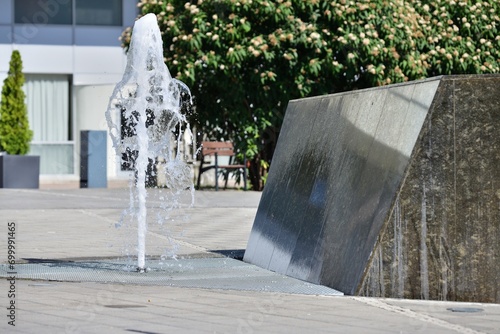 Obraz na płótnie A view of water splashing from a fountain in a city park w salonie
