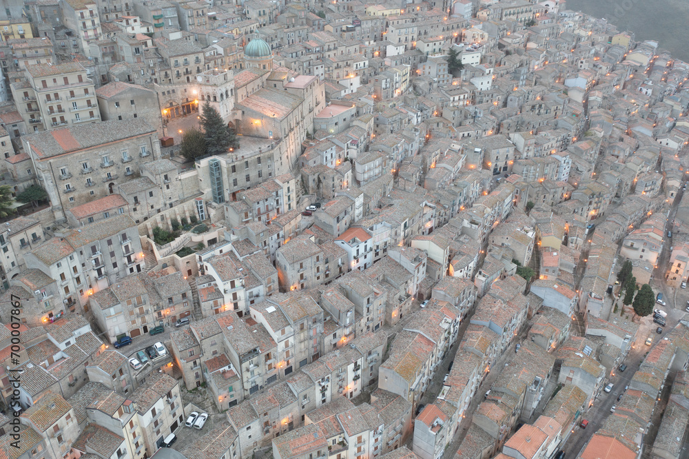 Φωτογραφία The stunning village of Gangi with Mount Etna volcano at its back in Sicily, Italy