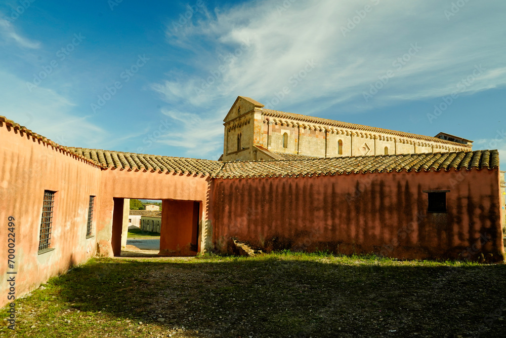 L'antico borgo di Tratalias con la bella Basilica di Santa Maria di Monserrato edificata in stile romanico pisano.Sulcis Iglesiense Sardegna Italy L'antico borgo di Tratalias con la bella Basilica di Santa Maria di Monserrato edificata in stile romanico pisano.Sulcis Iglesiense Sardegna Italy