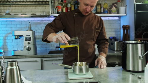 Foto Skilled chef positions saucepan on scale accurately measuring necessary amount of juice for recipe