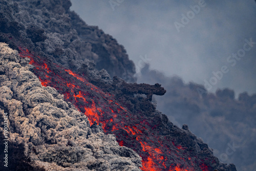Obraz na płótnie Eruptive vent with lava emis at the top of the Etna volcano w salonie