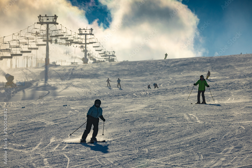 Stacja narciarska Master-Ski w Tyliczu zimą. Narciarze na stoku. - obrazy, fototapety, plakaty 