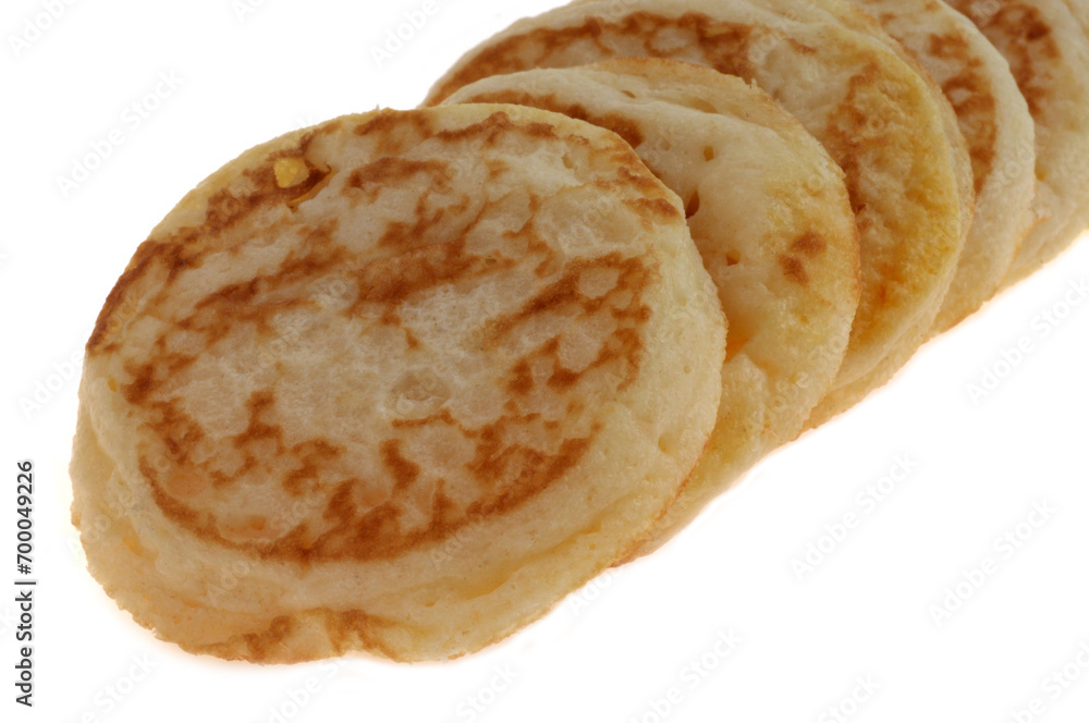Blinis alignés en gros plan sur fond blanc Blinis alignés en gros plan sur fond blanc