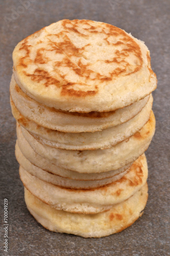 Blinis empilés en gros plan sur fond gris photo