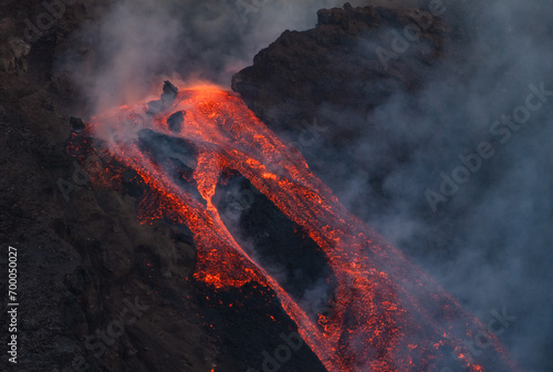 Obraz na płótnie Eruptive vent with lava emis at the top of the Etna volcano w salonie