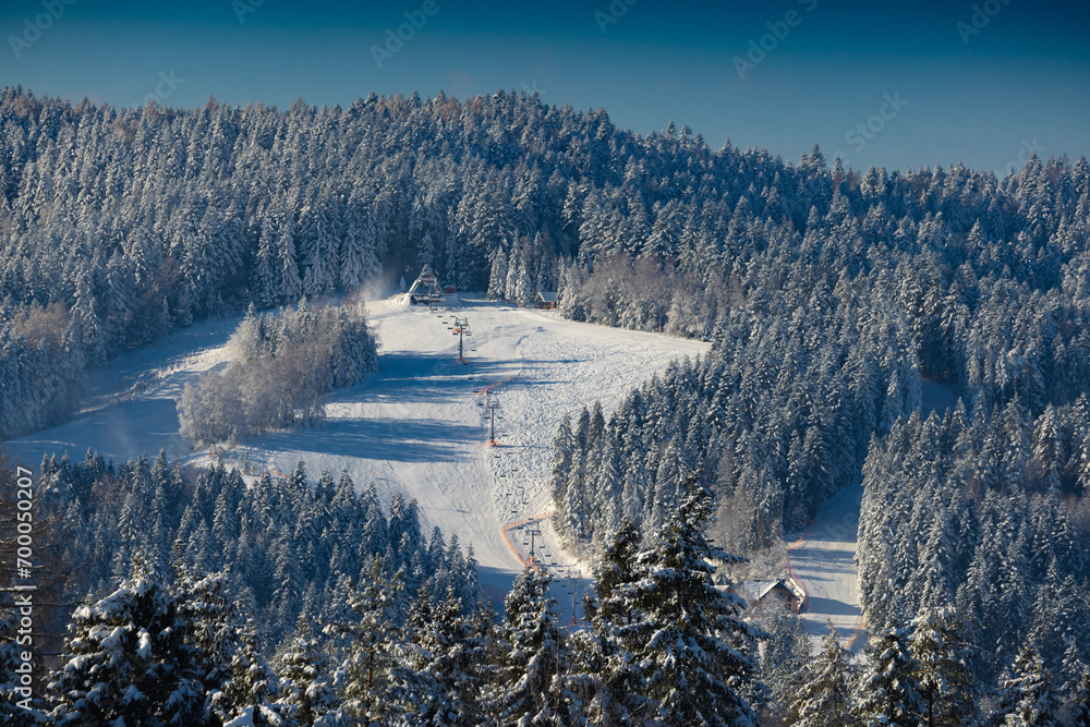 Stacja narciarska Master-Ski w Tyliczu zimą. Piękny, zimowy krajobraz. - obrazy, fototapety, plakaty 