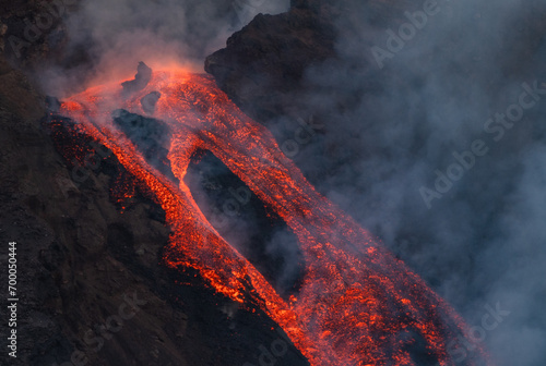Obraz na płótnie Eruptive vent with lava emis at the top of the Etna volcano w salonie