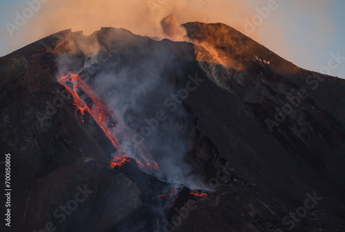 Obraz na płótnie Eruptive vent with lava emis at the top of the Etna volcano w salonie