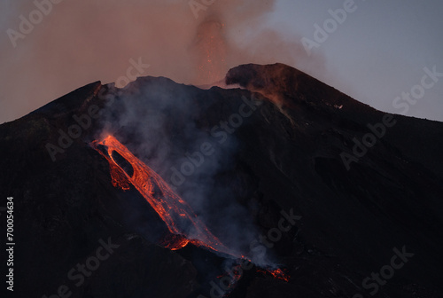 Obraz na płótnie Eruptive vent with lava emis at the top of the Etna volcano w salonie