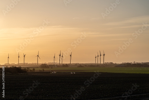 windkraftanlagen im sonnenaufgang