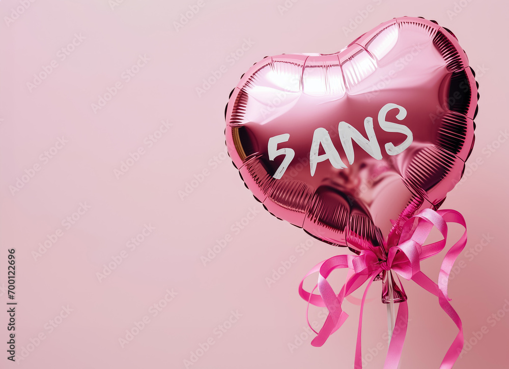 ballon rose en forme de coeur avec le texte "5 ans" écrit dessus à la main - obrazy, fototapety, plakaty 