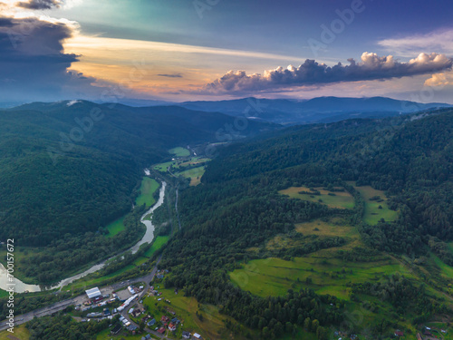 Fototapeta Naklejka Na Ścianę i Meble -  Lot nad Leluchowem o zachodzie słońca latem. Piękny, letni krajobraz.