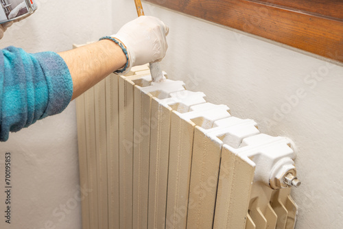 professionista che pittura un radiatore