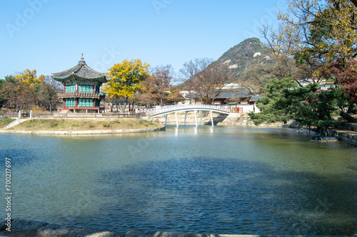 Fototapeta Naklejka Na Ścianę i Meble -  Traditional Korean Palace Architecture on a Lake 