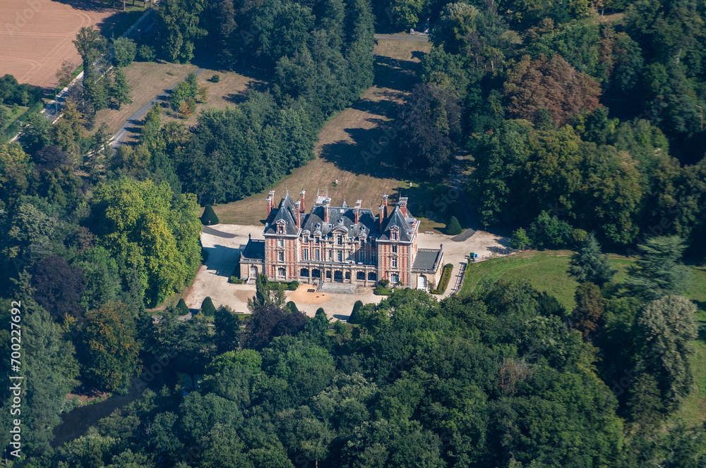 vue aérienne du château de La Boissière dans les Yvelines en France