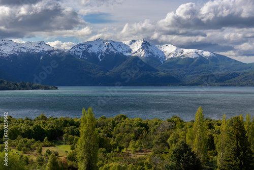 Vista panorámica de paisaje montañoso con lago y árboles