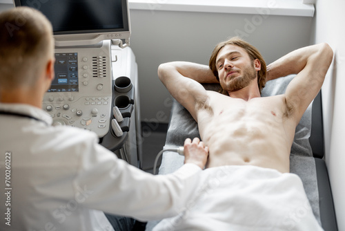 Fotografía Young guy during an ultrasound diagnosis of the lower abdomen