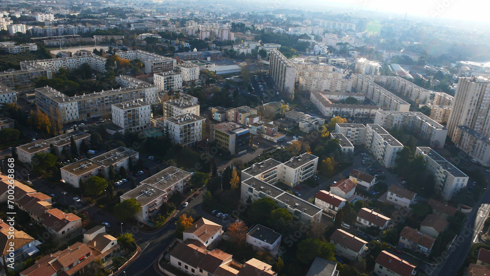 Obraz premium Photo aérienne Montpellier quartier petit bard Cévennes Hérault réhabilitation urbaine immeubles quartiers Nord Montpellier 