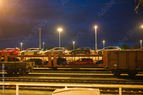 Autos werden mit der Bahn transportiert photo