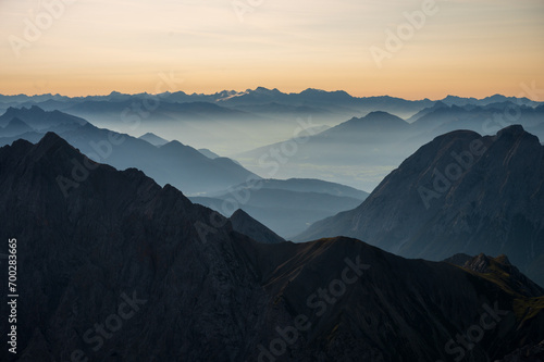 Blick von der Zugspitze auf Nebel und Berggipfel bei Sonnenaufgang