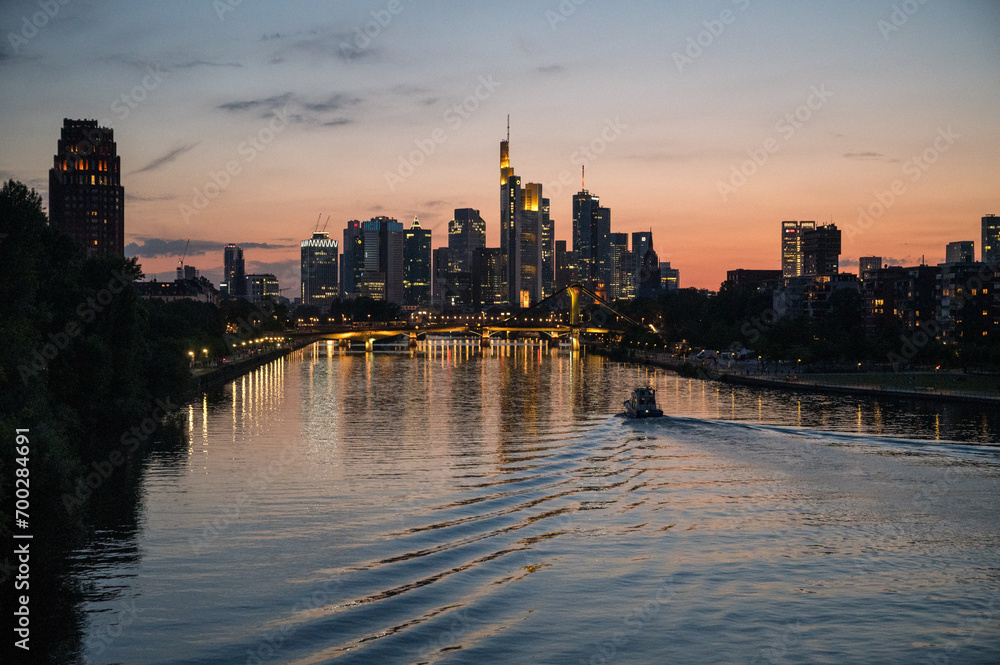 Sonnenuntergang mit Blick auf den Main und der Frankfurter Skyline