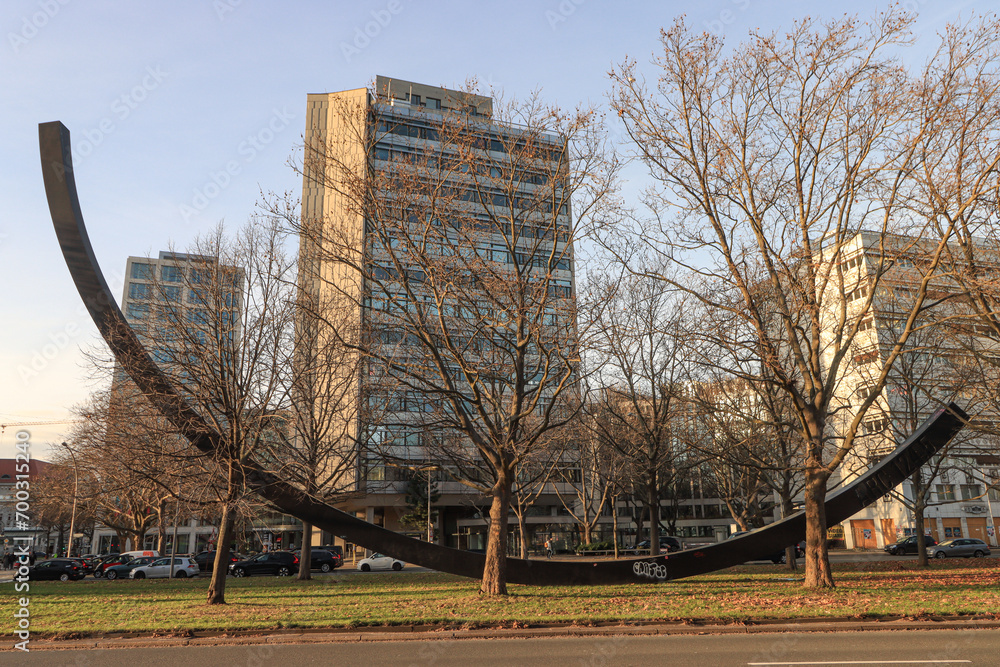 Blickfang an der Urania in Berlin-Schöneberg; Arc de 124,5°