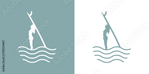 Logo club de surf. Silueta de mujer de pie con tabla de surf apoyada en la cabeza con olas de mar