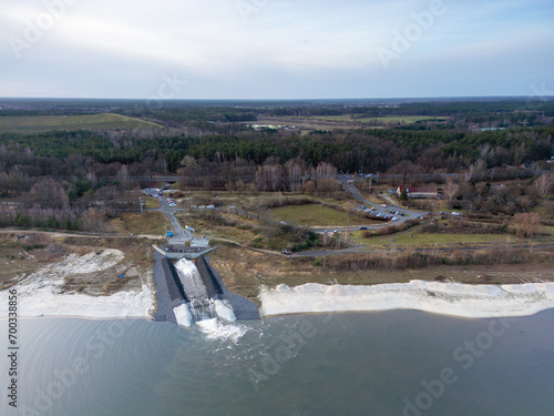 Der zukünftige Cottbuser Ostsee mit dem Einlaufbauwerk. Seit 2019 wird der ehemalige Tagebau Cottbus-Nord geflutet. Ab 2023 soll der Ostsee komplett geflutet sein. 