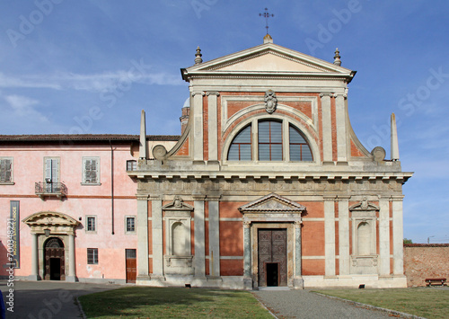 la facciata della chiesa del complesso monumentale di Santa Croce a Bosco Marengo (Alessandria)