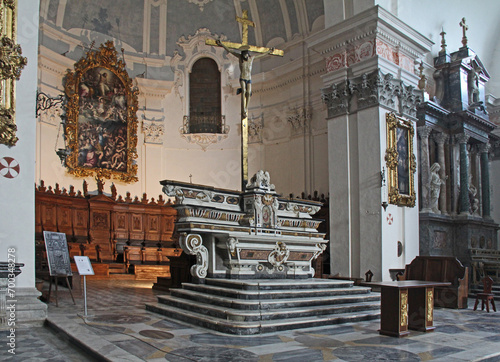 altare e presbiterio della chiesa del complesso monumentale di Santa Croce a Bosco Marengo (Alessandria) photo