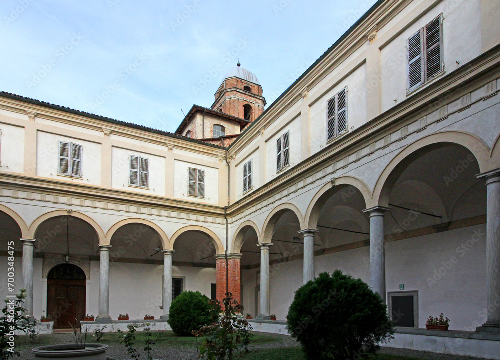 chiostro del complesso monumentale di Santa Croce a Bosco Marengo (Alessandria)