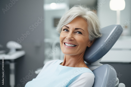 Patient Wird in einer Zahnarztpraxis von einem Zahnarzt behandelt  moderne und helle Praxis