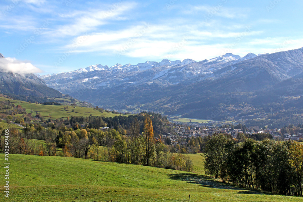 vista autunnale sulla valle di Fiemme e la Catena del Lagorai (Trentino)