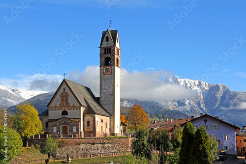 la chiesa parrocchiale di Carano con l'antico campanile; Valle di Fiemme (Trentino)