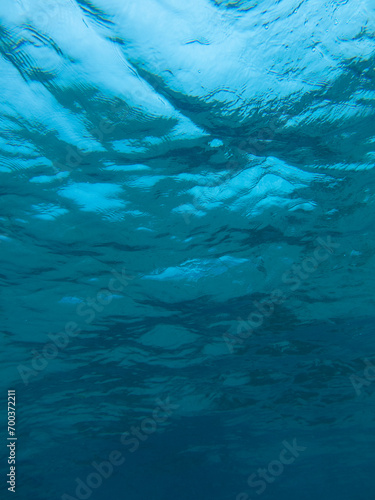 Water surface from underwater, blue background, ripples © Hiromi Ito Ame