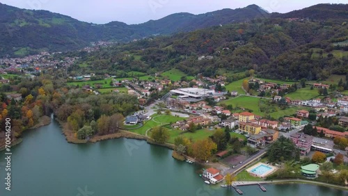 Vista Aerea del Lago di Endine in Italia, movimento avanti dal lago verso la costa photo